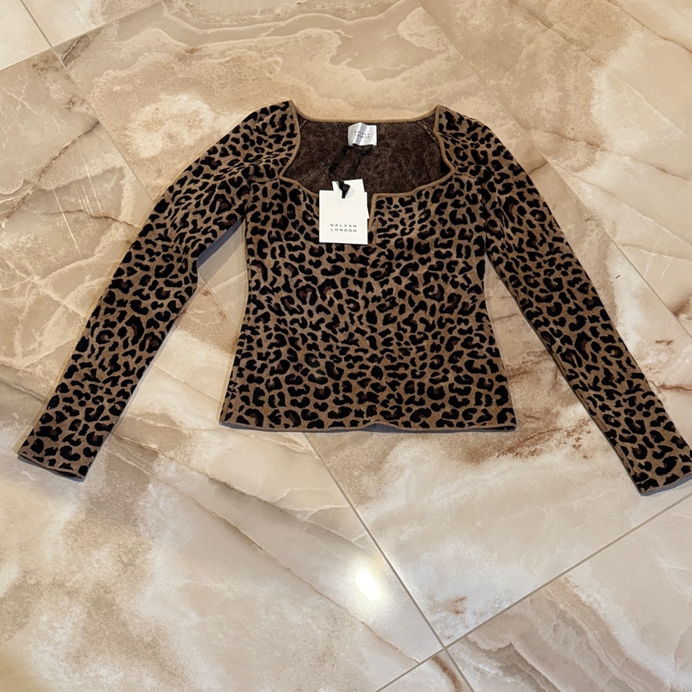 Chic Leopard Print Blouse with Long Sleeves